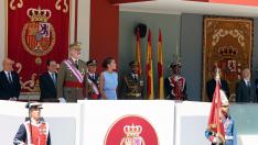 Sus Majestades en la tribuna real junto a autoridades civiles y militares.