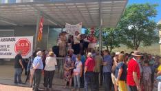 La concentración que ha tenido lugar ante las puertas del centro de Salud de Illueca.