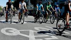 Participantes en una de las cinco marchas en bici convocadas por PedaLibre.org por el distrito centro de Madrid, este domingo.