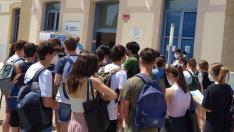 Imagen de archivo de los estudiantes ante la sede de la Evau en la Facultad de Empresa y Gestión Pública del campus de Huesca.