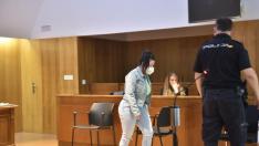 La acusada del crimen de Broto, Daniela Valencia, abandona la sala de la Audiencia Provincial de Huesca tras escuchar el veredicto de culpabilidad del jurado.