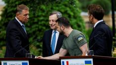 Iohannis saluda a Zelenski en presencia de Draghi y Macron, este jueves en Kiev.