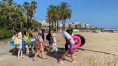 Un grupo de estudiantes de Caspe se dispone a disfrutar de una tarde playa en Salou.