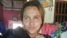 Mónica Paola Ardila Jerez, de 26 años, acaricia a Lucero, uno de sus tres loros, en su casa de San Pablo (Colombia).