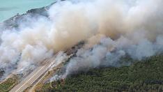 Cortada la A-21 por un incendio forestal a la altura de Sigüés.