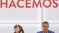 El secretario general del PSOE, Pedro Sánchez, y la presidenta del partido, Cristina Narbona, asisten a una reunión de la Ejecutiva del partido, este lunes, en Madrid.