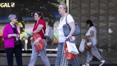 Primer día de rebajas de verano en Zaragoza.