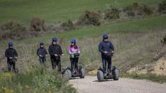 Jesús María, en cabeza, guiando al grupo en una de sus rutas en segway.