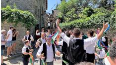 Los mozos danzan ante el patrón en la procesión de San Marsial.
