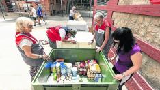 Voluntarios del centro Salvador Allende, este sábado en la recogida de alimentos.