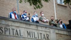 Heridos ucranianos de la guerra Ucrania-Rusia que están destinados en el Hospital Militar desde mayo asisten desde una terraza la celebración de la ptrona Perpetuo Socorro.
