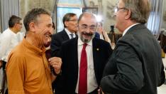 Javier Lambán habla con el presidente de la Casa de Aragón en Barcelona, Jesús Félez (i), y el Consejero de Hacienda de Aragón, Carlos Pérez Anadón (d), este lunes en su visita a Barcelona.