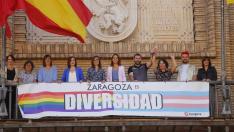 Colocación de la pancarta 'Zaragoza es diversidad' con motivo del Día del Orgullo