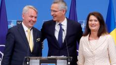 Stoltenberg junto a los ministros de Exteriores de Finlandia, Pekka Haavisto, y de Suecia, Ann Linde, este martes.