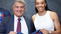 La aragonesa Salma Paralluelo, junto a Joan Laporta, presidente del FC Barcelona.