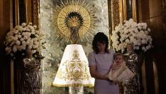 Ana Badía y su hija Lara posan junto al manto de la Virgen del Pilar.