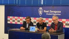 Raúl Sanllehí y Miguel Torrecilla flanquean a Manu Molina en su presentación como jugador del Real Zaragoza este miércoles.