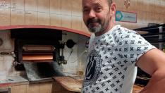 Alberto Hernández es la tercera generación de panaderos de su familia y tiene el horno de Azuara.