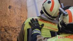 Los efectivos de la DPZ tiran unas tejas de una casa afectada del casco antiguo de Moros, este viernes.