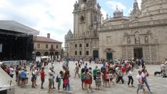 Cientos de peregrinos y turistas hacen cola para entrar en la Catedral de Santiago, con motivo del Día de Galicia.