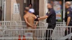 La Policía detiene al hombre que iba desnudo este lunes por la avenida de Navarra en Zaragoza.