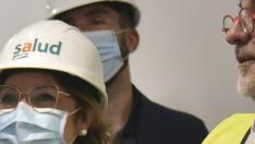 La ministra Carolina Darias se ha hecho un 'selfie' de recuerdo en su visita a las obras del Hospital San Jorge de Huesca.