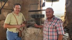 El alcalde José Labarta y el campanero José María Bueno.