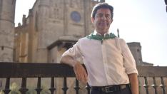 El alcalde de Huesca, Luis Felipe, en el balcón del Ayuntamiento, preparado ya para el inicio de las Fiestas de San Lorenzo 2022.