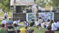Actuación de La mujer inversa en el Reberde Fest celebrado en el parque Universidad de Huesca.