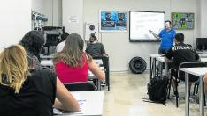 Alumnos asistentes a una de las clases teóricas en la autoescuela Grupauto, en Zaragoza.