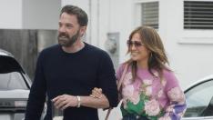 El matrimonio de artistas formado por Ben Affleck y Jennifer López, en una calle de Los Angeles.