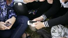 Adolescentes usando el móvil, en una imagen de archivo.
