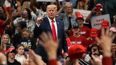 Donald Trump, rodeado de seguidores, en uno de sus mítines en su campaña 'Salvar América', en junio en Anchorage (Alaska).