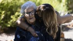 Cecilia recibe un beso de Marisa Ibáñez, su sobrina, en el jardín de la residencia del IASS de Borja, donde vive con su hijo José Antonio