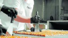 La fábrica de Chocolates Lacasa está ahora produciendo su conocido guirlache.