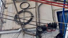 Cables y alargaderas en las inmediaciones de la sala de prensa de La Romareda.