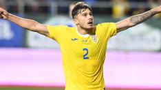 Ratiu celebra su primer gol con la camiseta de Rumanía.