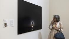 La obra de la aragonesa Mapi Rivera atrae la mirada de una visitante de la exposición 'Goya y feminismo' en el Museo de Zaragoza.