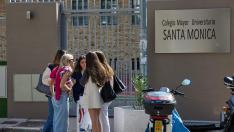 Un grupo de alumnas a las puertas del Colegio Mayor Santa Mónica este jueves