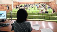 Una profesora dando clase en la Universidad de Zaragoza