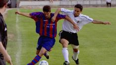 Nacho Novo, del Huesca, progresa con el balón marcado por un jugador del Mirandés en la victoria que dio el ascenso a 2ªB a los azulgranas en 2001