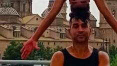 Sammy & Chris Rujano, padre e hijo, haciendo una de sus acrobacias de circo ante la basílica del Pilar.