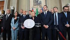 Meloni junto a los nuevos miembros de su ejecutiva y otros líderes de ultraderecha como Salvini y Berlusconi