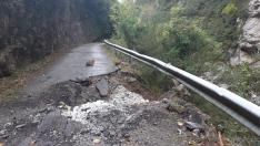 Socavón provocado por el desprendimiento en la carretera del cañón de Añisclo.