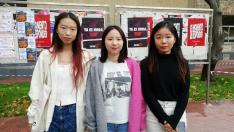 De izquierda a derecha, Yanyan Zhu, Jiaxuan Yang y Zeyu Li, este miércoles en el campus de San Francisco en Zaragoza.