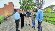 Representantes del Partido Popular ayer en su visita al centro de salud de Graus.