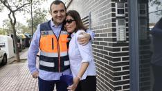 El enfermero de la Policía Nacional de Zaragoza, Rodolfo Serrablo, con Nupián esta jueves en la calle Biescas.