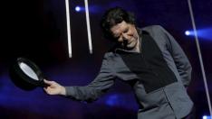 Joaquín Sabina se quita el sombrero ante el público zaragozano durante su último concierto en la ciudad hasta ahora, el 11 de octubre de 2017.