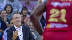 El entrenador del Casademont Zaragoza, Porfirio Fisac, durante el encuentro de la séptima jornada de la Liga Endesa entre el Casademont Zaragoza y el Real Madrid