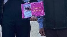 Ignacio Boné, en el centro con su diploma de triunfador junto a profesores y alumnos de la Escuela Taurina Oscense.